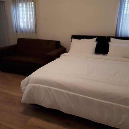 Etty'S House Hotel Petach Tikva Bagian luar foto