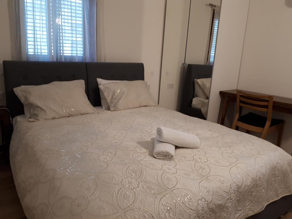 Etty'S House Hotel Petach Tikva Bagian luar foto