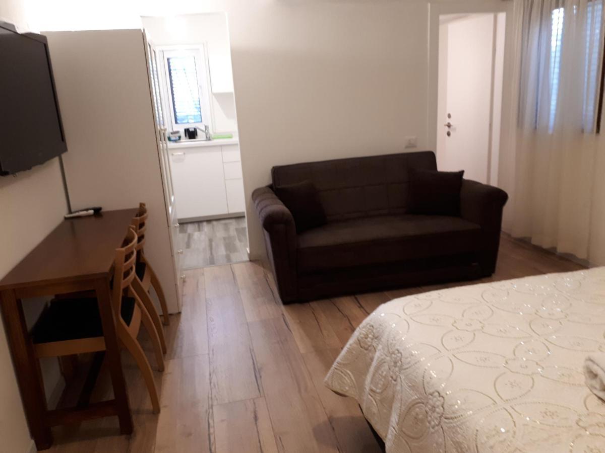 Etty'S House Hotel Petach Tikva Bagian luar foto